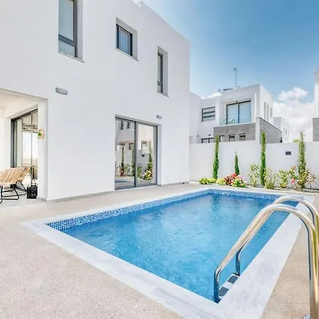 Luxurious Alasia In Villa