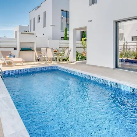 Villa Luxurious Alasia In