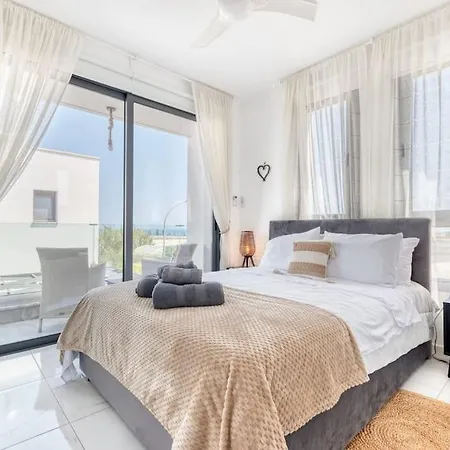 Luxurious Alasia In Villa *