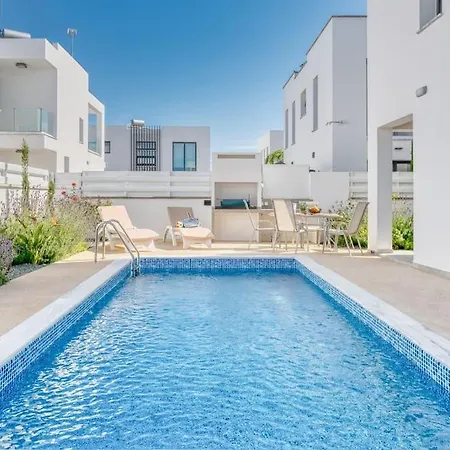 Luxurious Alasia In Villa *