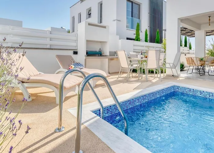 Luxurious Alasia In باراليمني