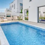 فيلة Luxurious Alasia In