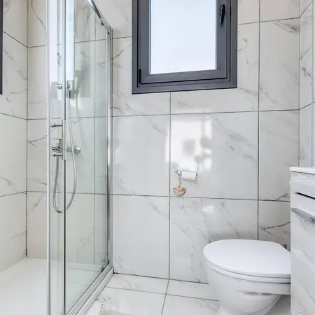 Luxurious Alasia In ヴィラ パラリムニ