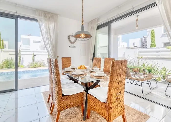 Luxurious Alasia In פאראלימני