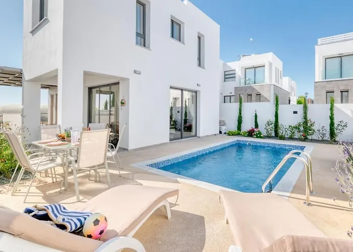 וילה Luxurious Alasia In פאראלימני