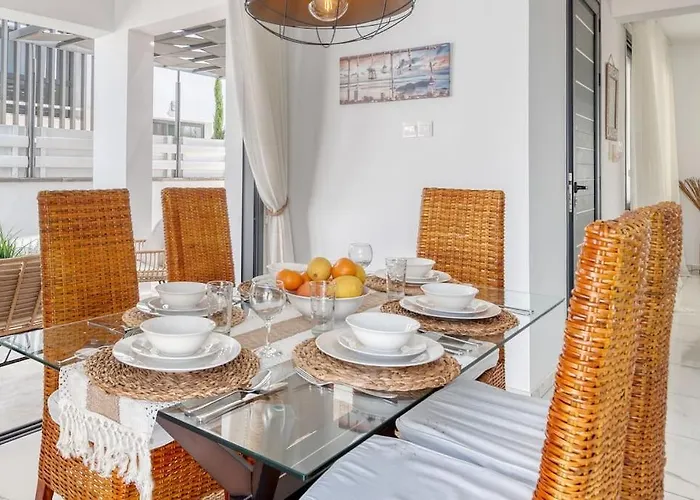 Luxurious Alasia In * פאראלימני