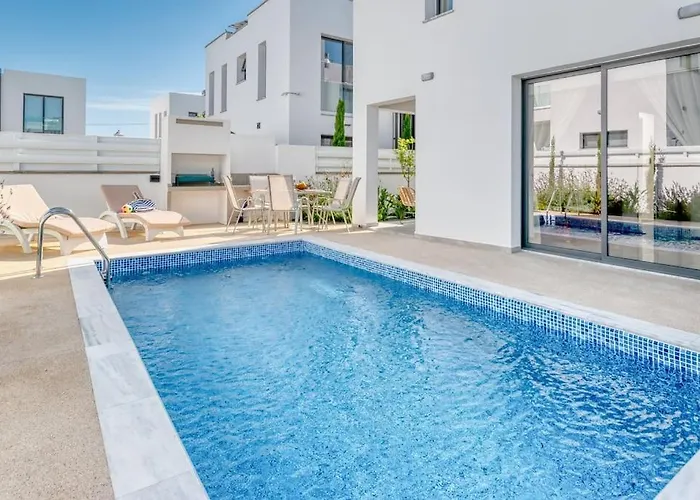 וילה Luxurious Alasia In