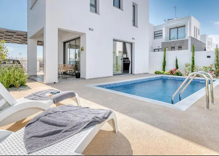 וילה Luxurious Alasia In