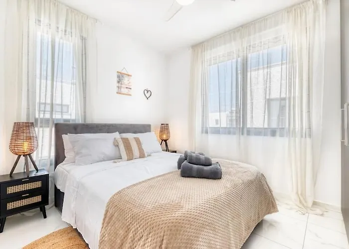 Luxurious Alasia In וילה