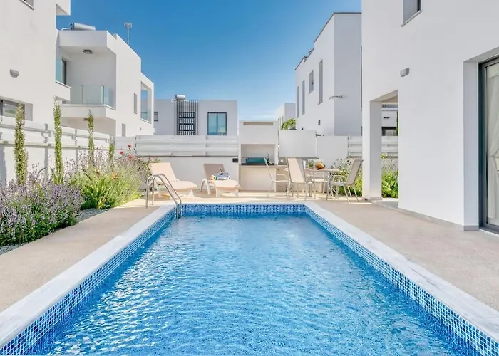 Luxurious Alasia In וילה *